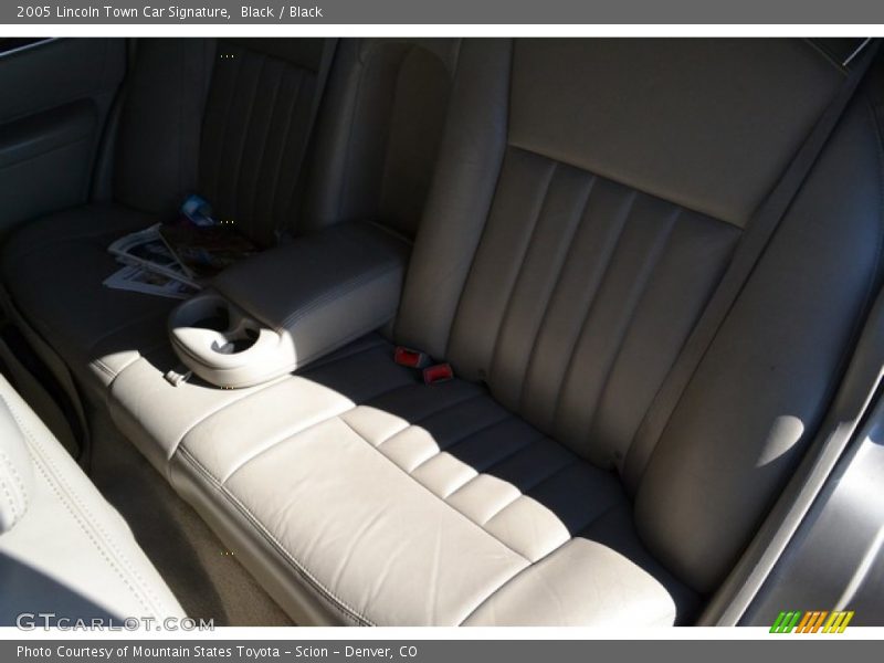 Black / Black 2005 Lincoln Town Car Signature
