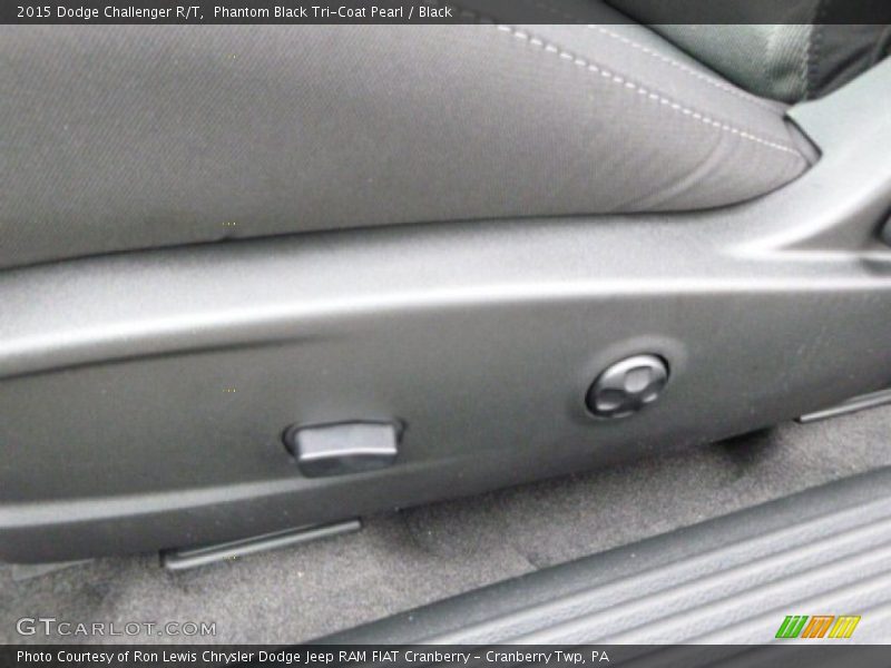 Phantom Black Tri-Coat Pearl / Black 2015 Dodge Challenger R/T