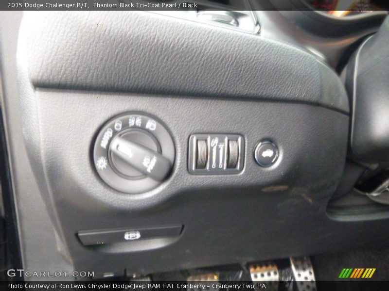 Phantom Black Tri-Coat Pearl / Black 2015 Dodge Challenger R/T