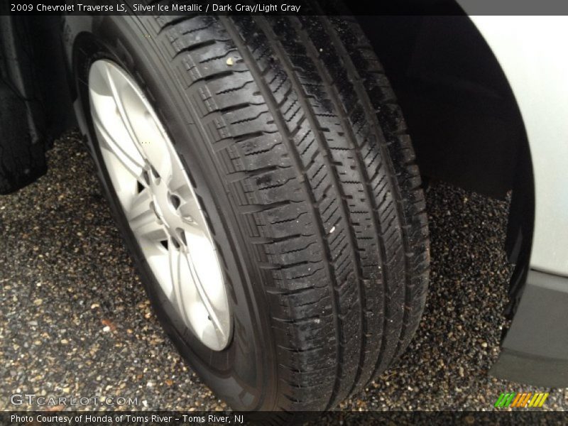 Silver Ice Metallic / Dark Gray/Light Gray 2009 Chevrolet Traverse LS