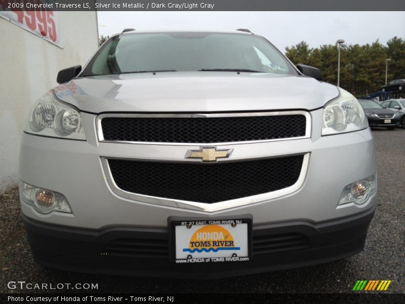 Silver Ice Metallic / Dark Gray/Light Gray 2009 Chevrolet Traverse LS