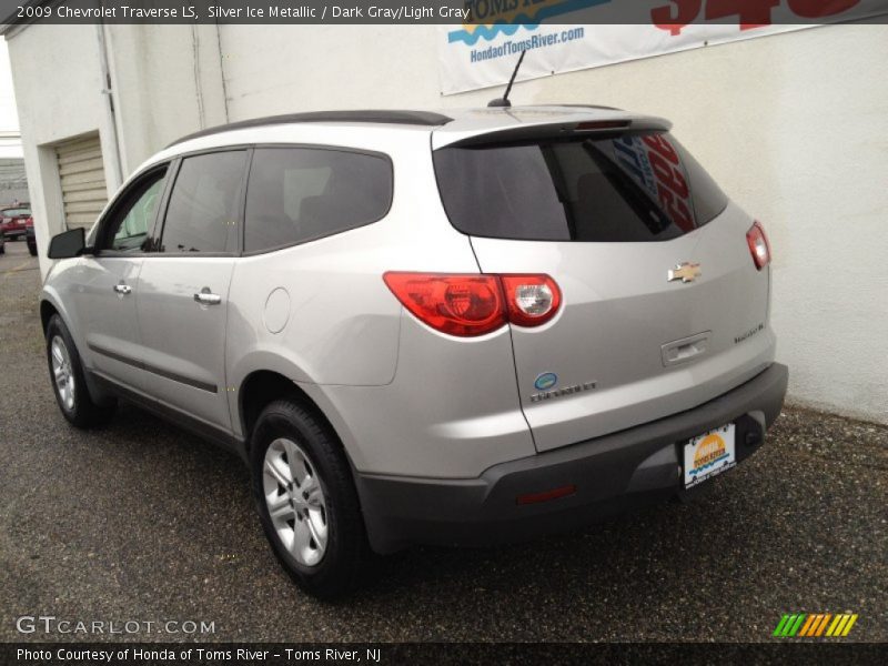 Silver Ice Metallic / Dark Gray/Light Gray 2009 Chevrolet Traverse LS