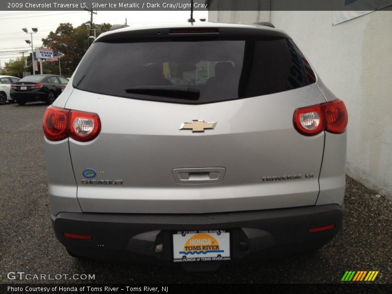 Silver Ice Metallic / Dark Gray/Light Gray 2009 Chevrolet Traverse LS