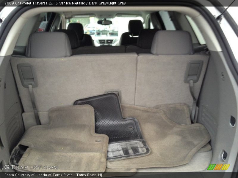 Silver Ice Metallic / Dark Gray/Light Gray 2009 Chevrolet Traverse LS