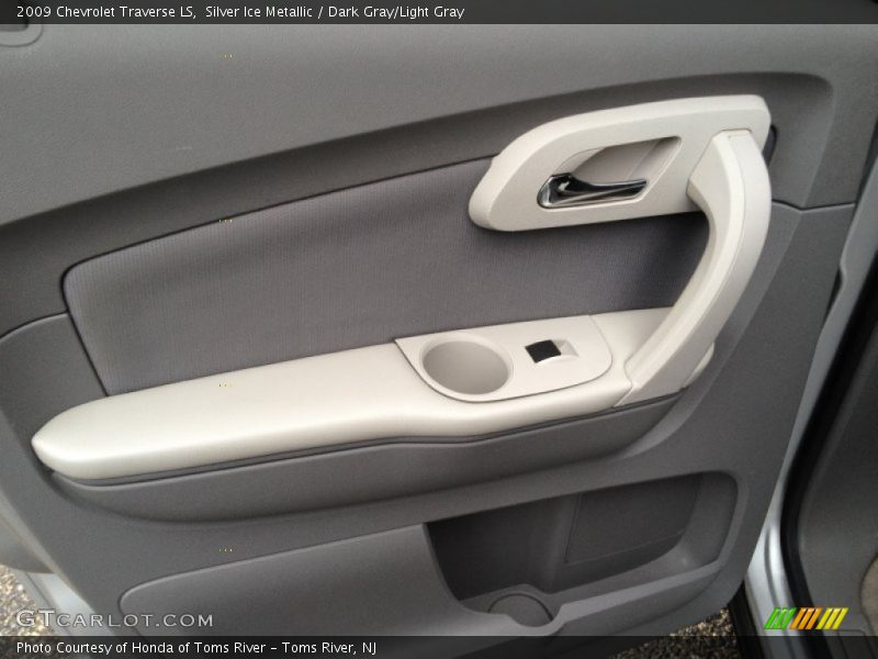 Silver Ice Metallic / Dark Gray/Light Gray 2009 Chevrolet Traverse LS