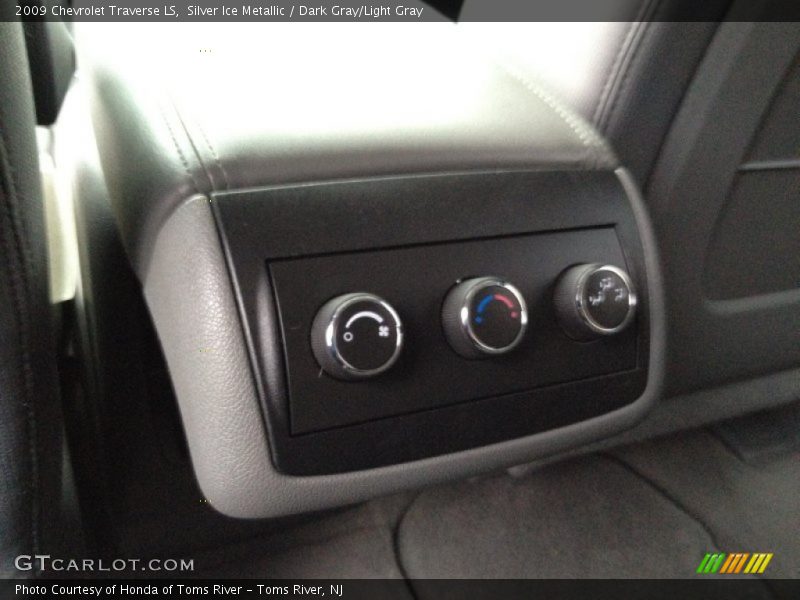 Silver Ice Metallic / Dark Gray/Light Gray 2009 Chevrolet Traverse LS
