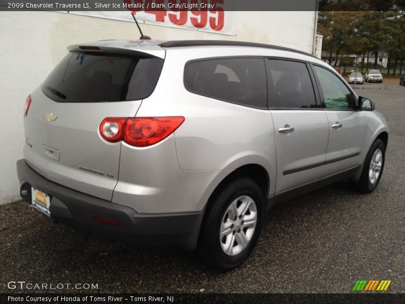 Silver Ice Metallic / Dark Gray/Light Gray 2009 Chevrolet Traverse LS