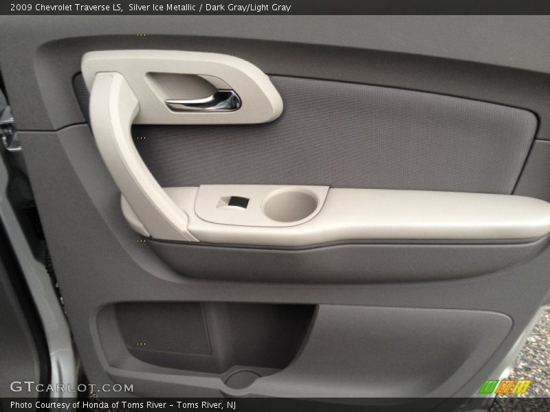 Silver Ice Metallic / Dark Gray/Light Gray 2009 Chevrolet Traverse LS