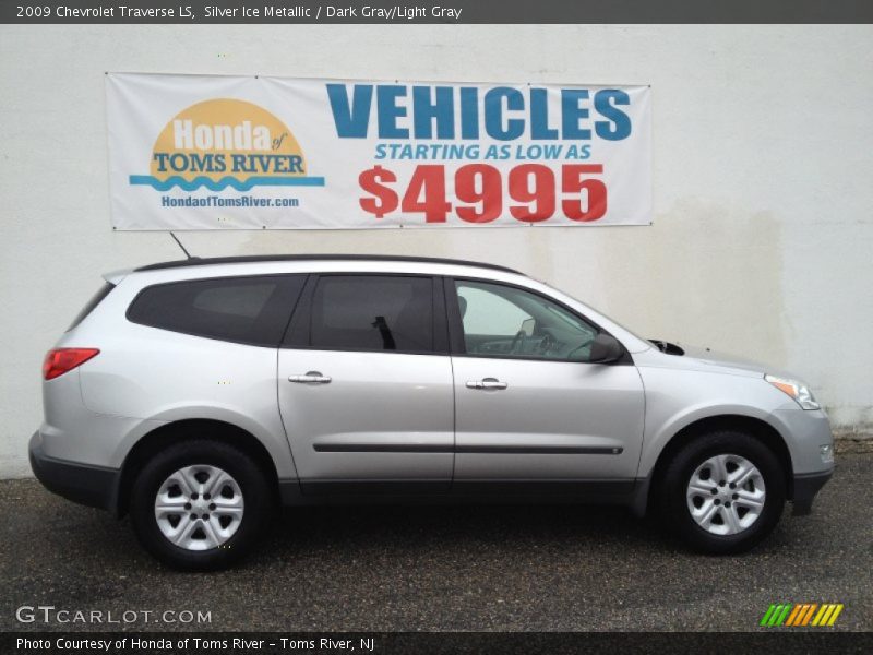 Silver Ice Metallic / Dark Gray/Light Gray 2009 Chevrolet Traverse LS