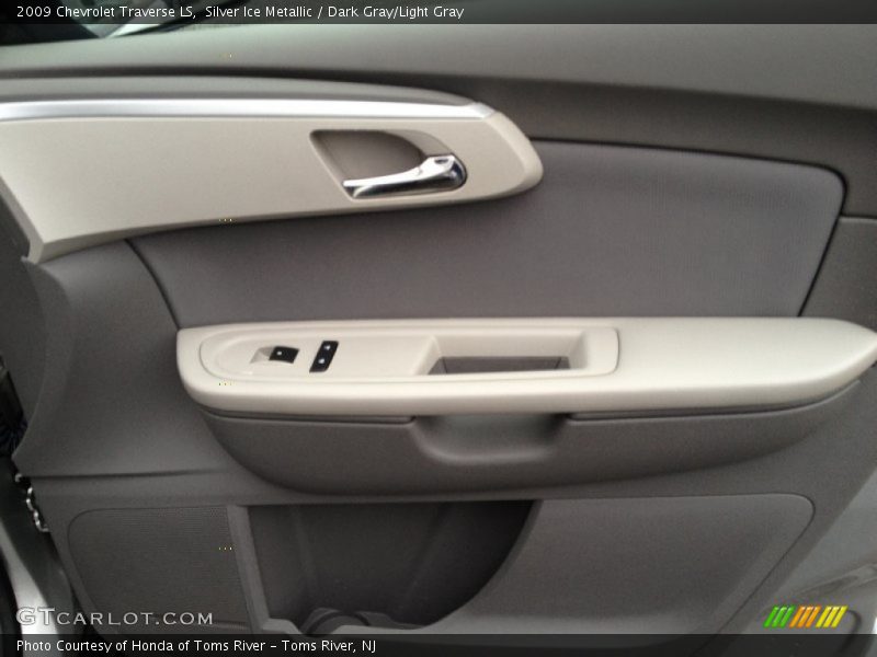 Silver Ice Metallic / Dark Gray/Light Gray 2009 Chevrolet Traverse LS