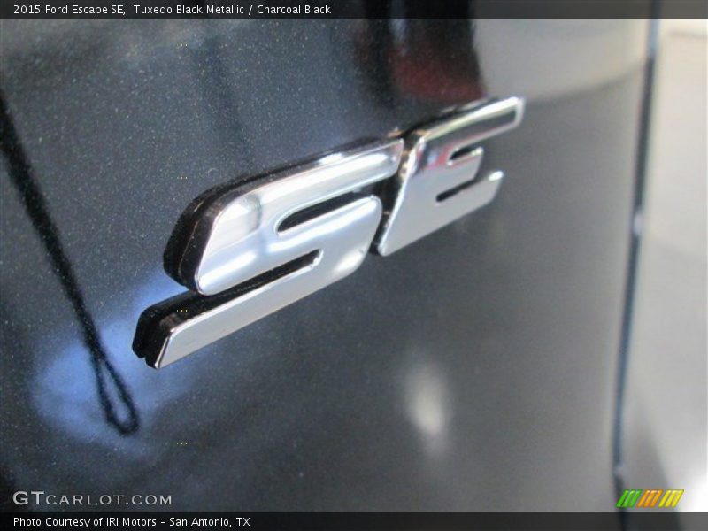 Tuxedo Black Metallic / Charcoal Black 2015 Ford Escape SE