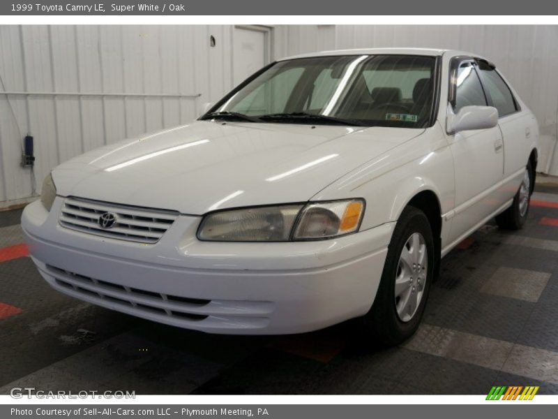 Super White / Oak 1999 Toyota Camry LE