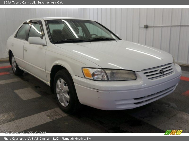 Super White / Oak 1999 Toyota Camry LE