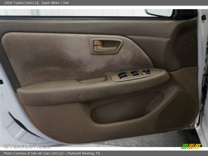 Super White / Oak 1999 Toyota Camry LE