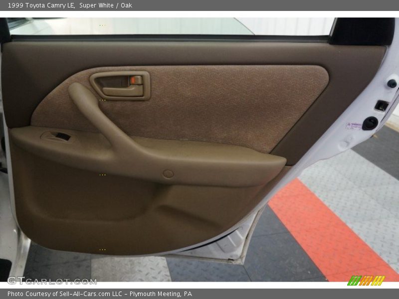 Super White / Oak 1999 Toyota Camry LE