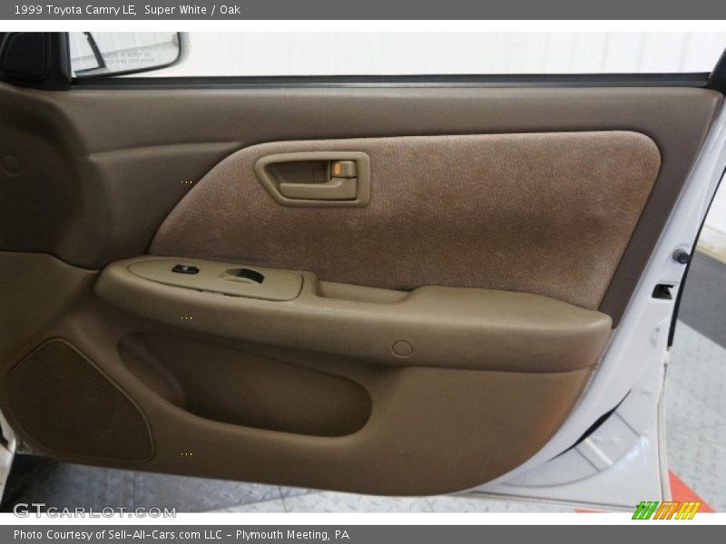 Super White / Oak 1999 Toyota Camry LE