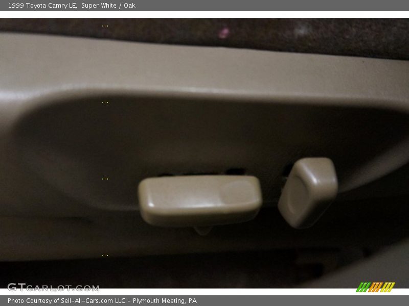 Super White / Oak 1999 Toyota Camry LE