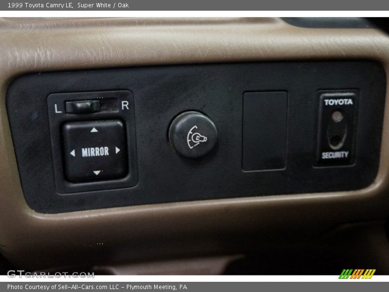 Super White / Oak 1999 Toyota Camry LE