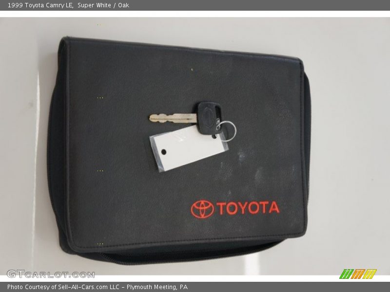 Super White / Oak 1999 Toyota Camry LE