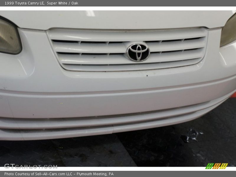 Super White / Oak 1999 Toyota Camry LE