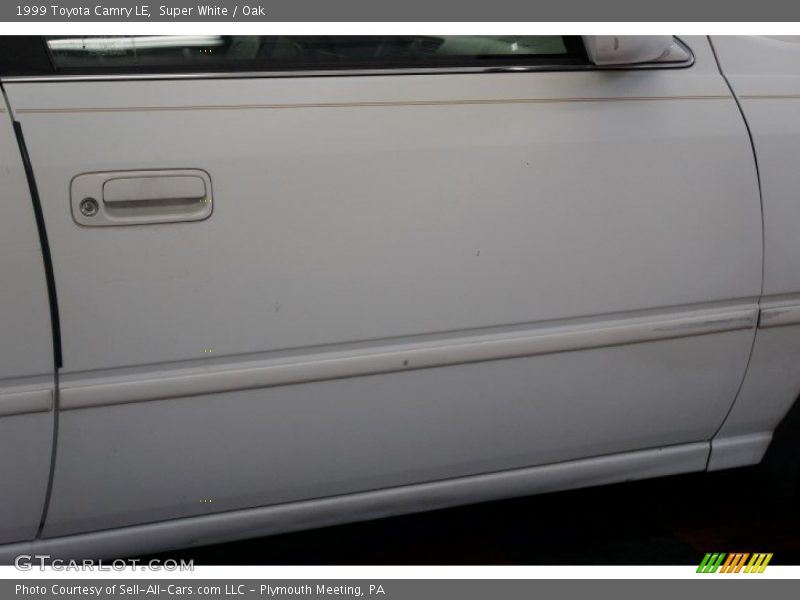 Super White / Oak 1999 Toyota Camry LE