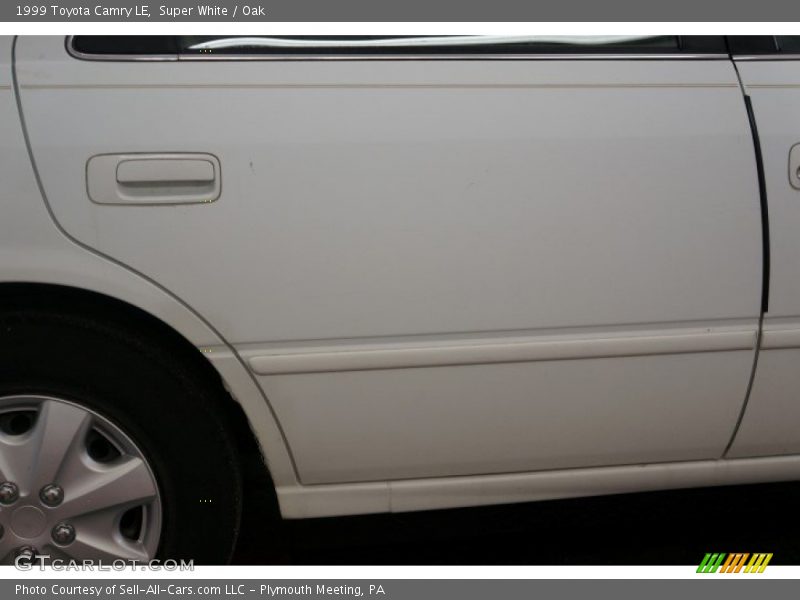 Super White / Oak 1999 Toyota Camry LE