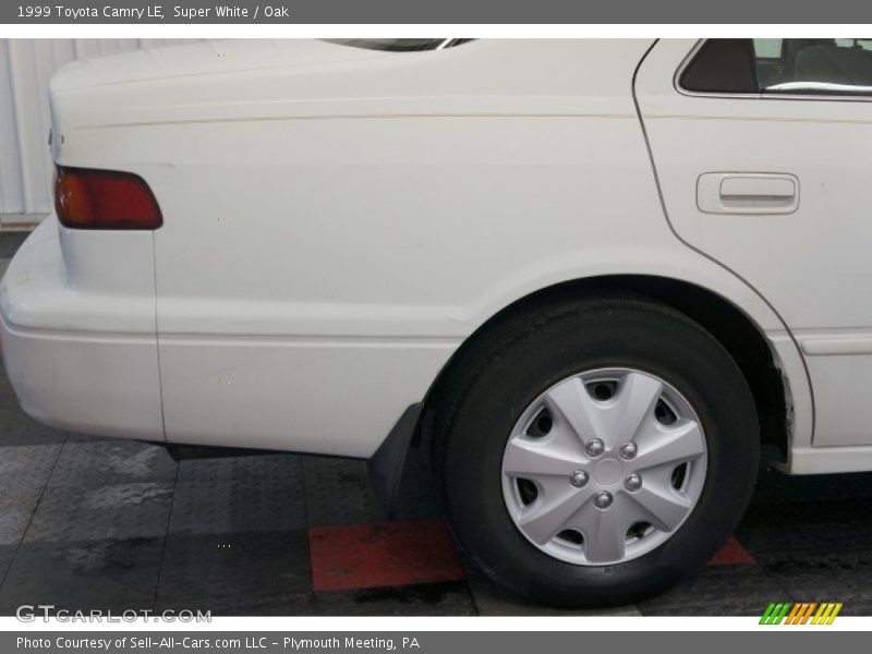 Super White / Oak 1999 Toyota Camry LE