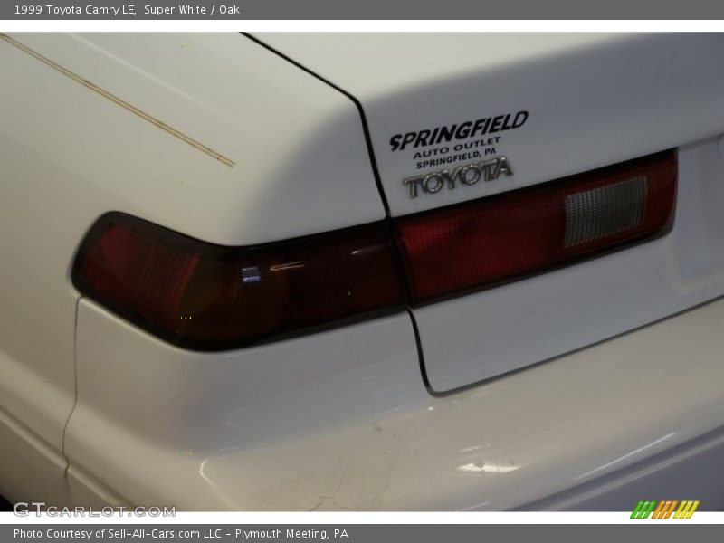 Super White / Oak 1999 Toyota Camry LE