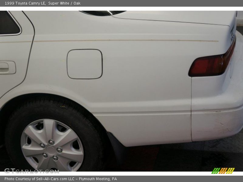 Super White / Oak 1999 Toyota Camry LE
