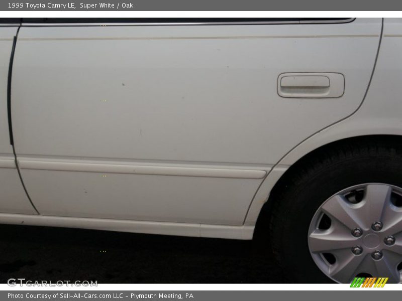 Super White / Oak 1999 Toyota Camry LE