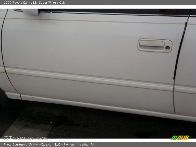 Super White / Oak 1999 Toyota Camry LE