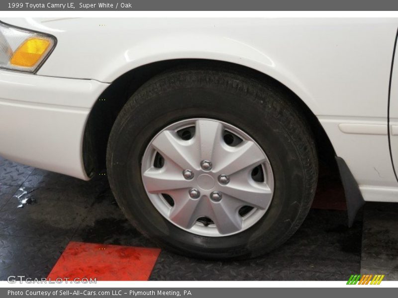 Super White / Oak 1999 Toyota Camry LE