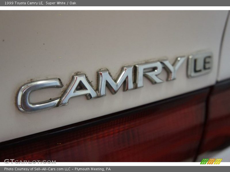 Super White / Oak 1999 Toyota Camry LE