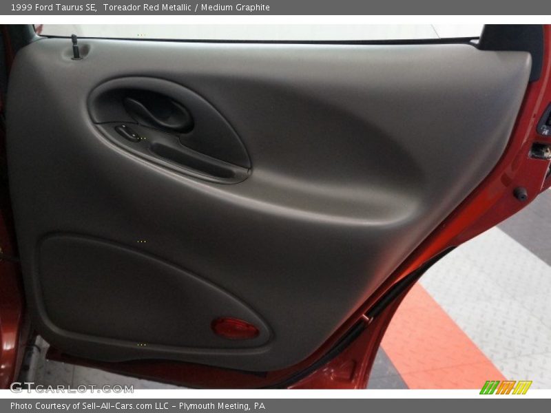 Toreador Red Metallic / Medium Graphite 1999 Ford Taurus SE