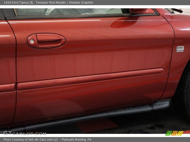 Toreador Red Metallic / Medium Graphite 1999 Ford Taurus SE