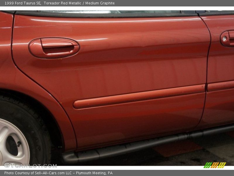 Toreador Red Metallic / Medium Graphite 1999 Ford Taurus SE