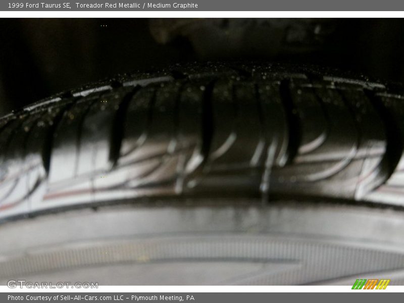 Toreador Red Metallic / Medium Graphite 1999 Ford Taurus SE