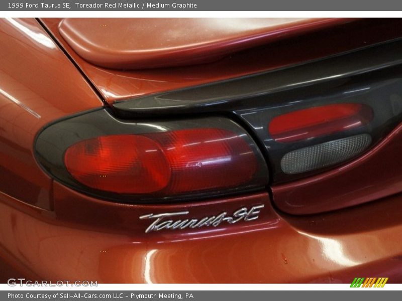 Toreador Red Metallic / Medium Graphite 1999 Ford Taurus SE