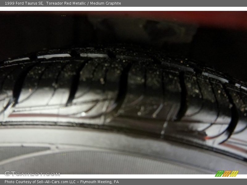 Toreador Red Metallic / Medium Graphite 1999 Ford Taurus SE