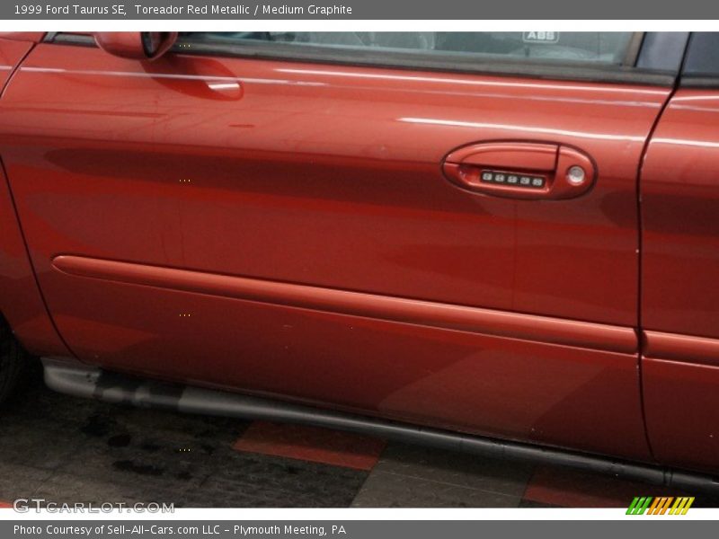 Toreador Red Metallic / Medium Graphite 1999 Ford Taurus SE