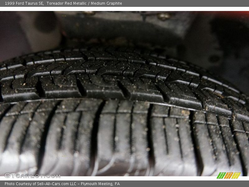 Toreador Red Metallic / Medium Graphite 1999 Ford Taurus SE