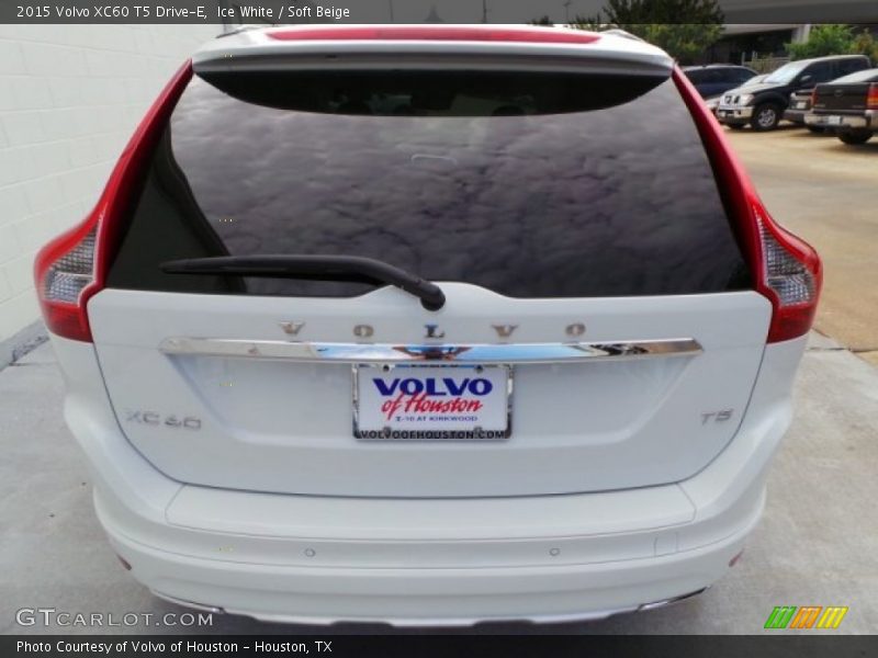 Ice White / Soft Beige 2015 Volvo XC60 T5 Drive-E