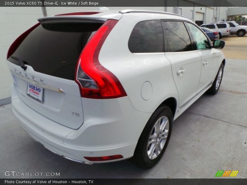 Ice White / Soft Beige 2015 Volvo XC60 T5 Drive-E