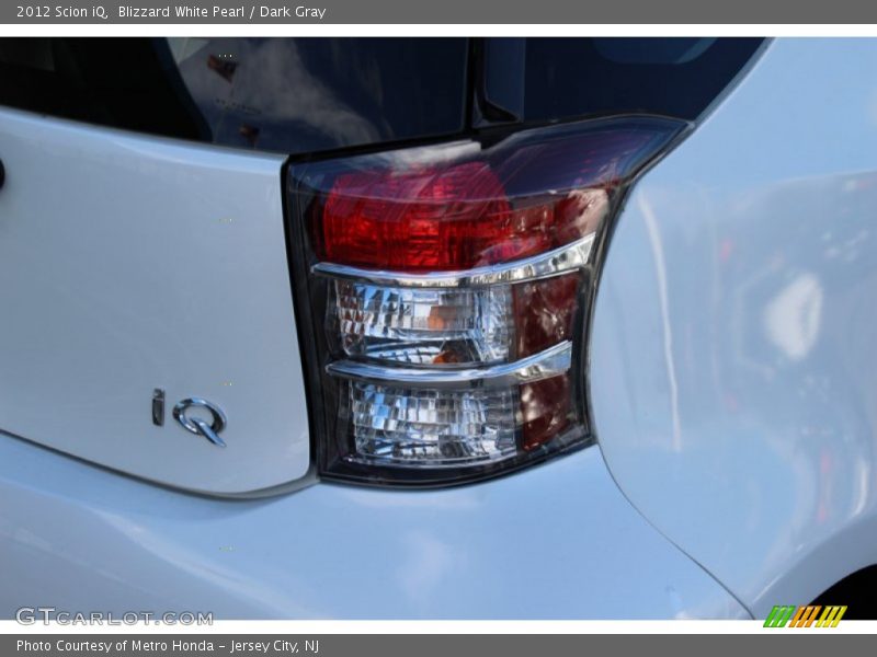 Blizzard White Pearl / Dark Gray 2012 Scion iQ