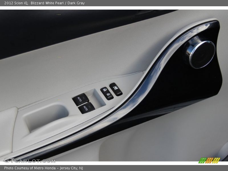 Blizzard White Pearl / Dark Gray 2012 Scion iQ