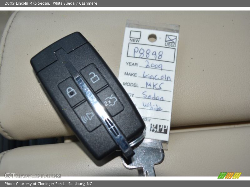 White Suede / Cashmere 2009 Lincoln MKS Sedan