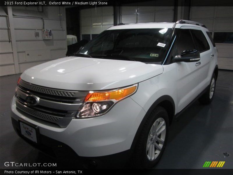 Oxford White / Medium Light Stone 2015 Ford Explorer XLT