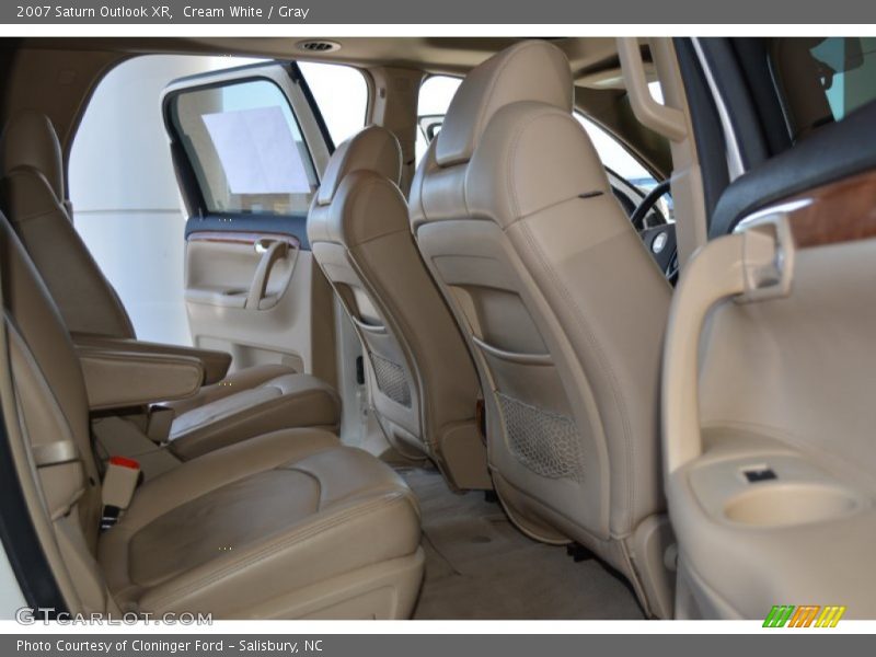 Cream White / Gray 2007 Saturn Outlook XR