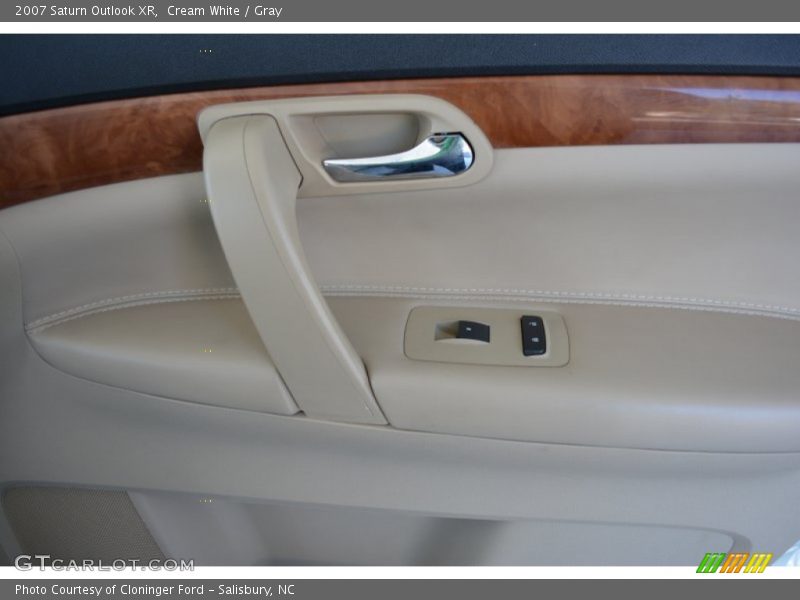 Cream White / Gray 2007 Saturn Outlook XR