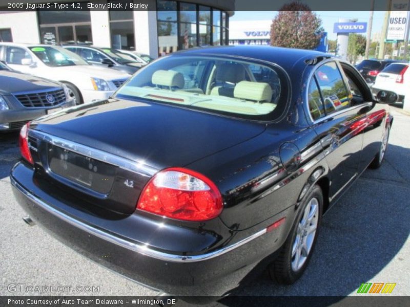 Ebony Black / Barley 2005 Jaguar S-Type 4.2